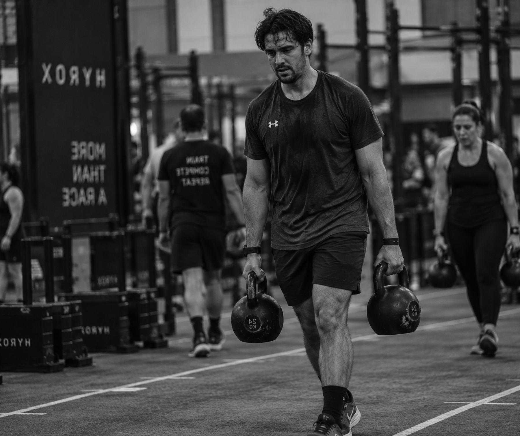 hombre-transportando-kettlebells-entrenamiento-hyrox